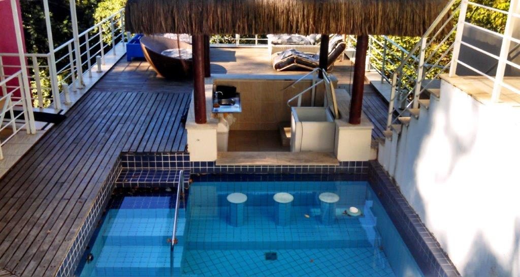 Bar ao lado da Piscina com cadeiras submersas para desfrutar um bom drink sem sair da água (Divulgação / La Viagem)