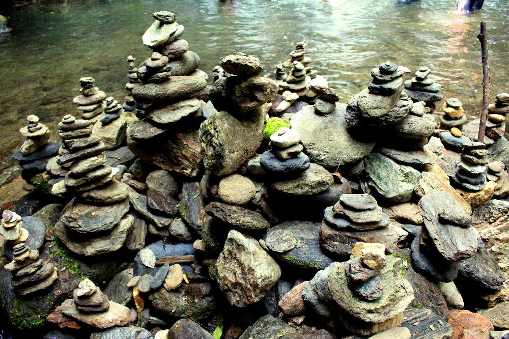 Conjunto da técnica de Empilhamento de Pedras no Parque Estadual Alto do Ribeira (Reprodução / La Viagem)