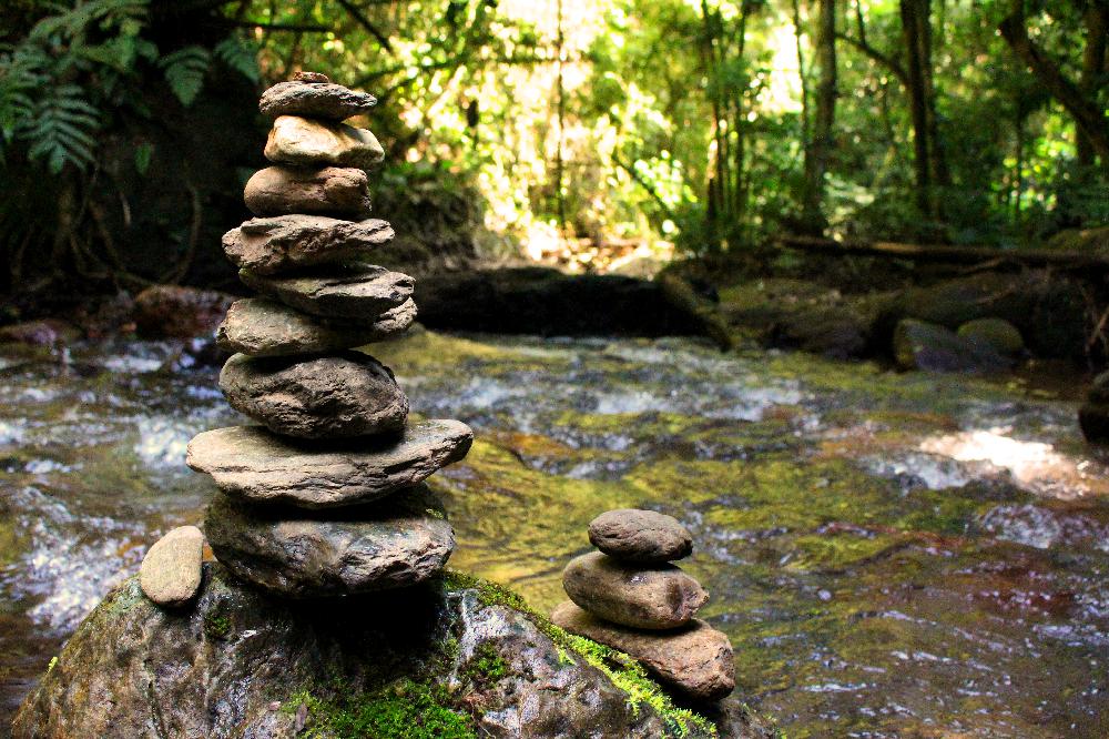 Land Art encontrado a margem do Rio Beraty no PETAR ( Reprodução / La Viagem )