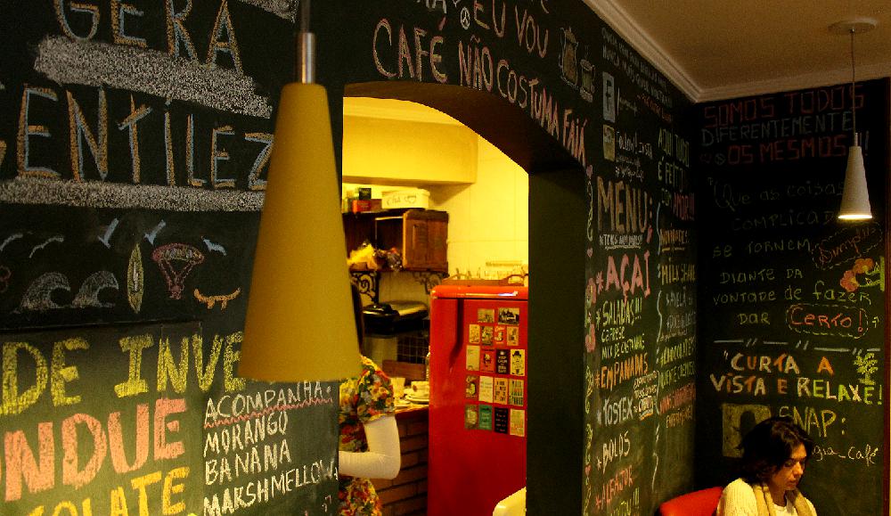 Decoração em giz nas paredes do Georgia Café (Divulgação / La Viagem)