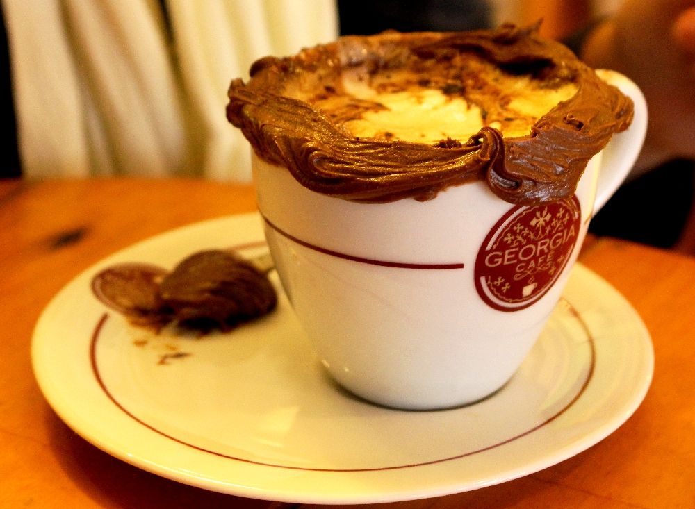 Capuccino de Avelã feito com a técnica Latte Art, no Georgia Café (Reprodução / La Viagem)