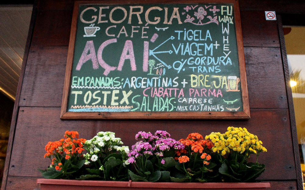 Georgia Café localiza-se na Praia do Tombo, no Guarujá litoral de São Paulo (Reprodução / La Viagem)