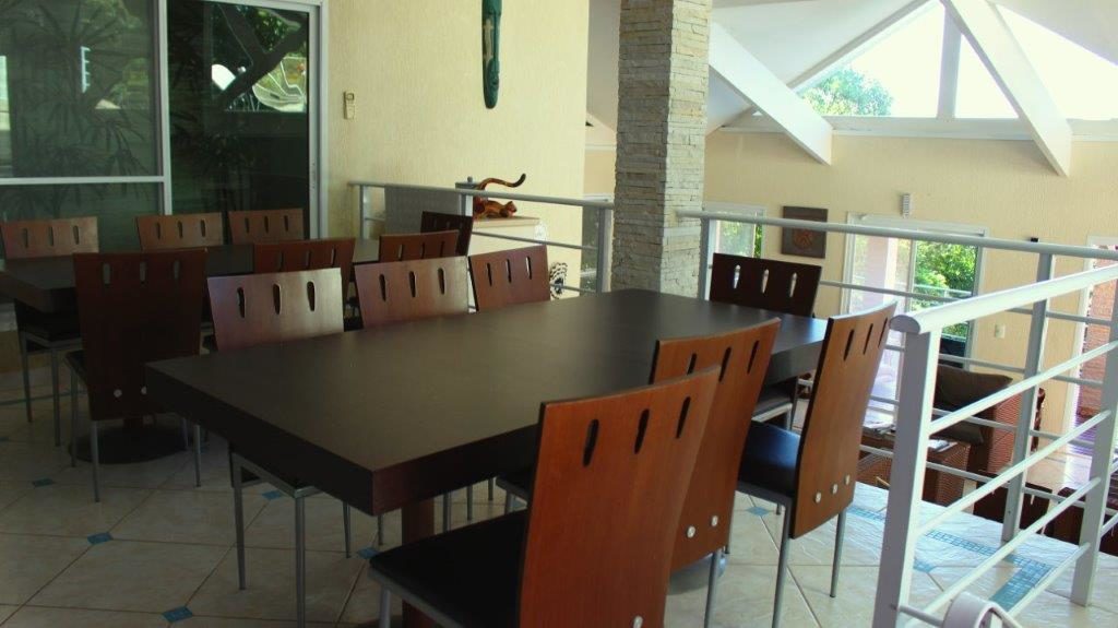 Lounge de Café da Manhã na Sala de Estar na Pousada Refúgio do Éden no Guarujá, litoral de São Paulo (Divulgação / La Viagem)