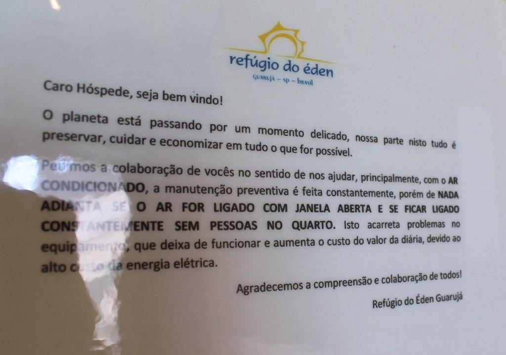 O aviso de conscientização esta em todos quartos da Pousada Refúgio do Éden no Guarujá, litoral de São Paulo (Divulgação / La Viagem)