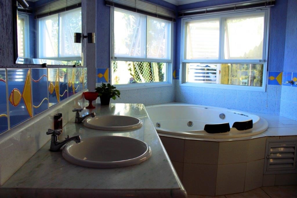Hidromassagem da suíte luxo na Pousada Refúgio do Éden no Guarujá, litoral de São Paulo (Divulgação / La Viagem)