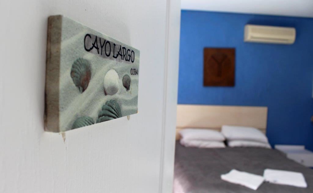 A suíte Cayo Largo, é equipada com cozinha e hidromassagem na Pousada Refúgio do Éden no Guarujá, litoral de São Paulo (Divulgação / La Viagem)