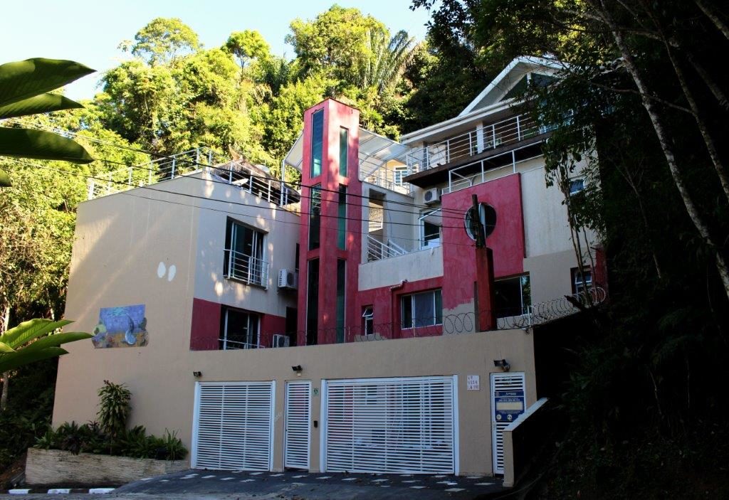 Fachada da Pousada Refúgio do Éden, localizada no Guarujá, litoral de São Paulo (Divulgação / La Viagem)