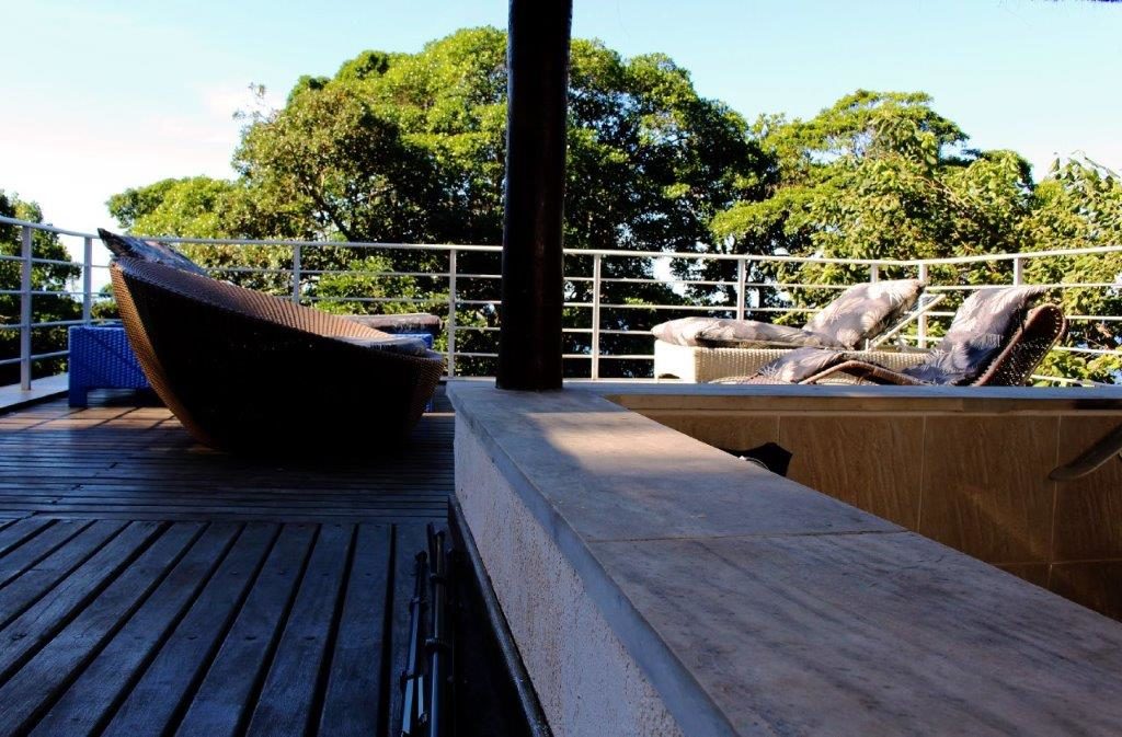 Poltronas ao lado da Piscina na a Pousada Refúgio do Éden no Guarujá, litoral de São Paulo (Divulgação / La Viagem)