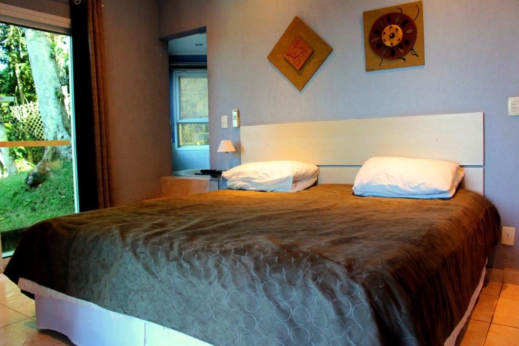A suíte luxo da Pousada Refúgio do Éden conta com hidromassagem e varanda com uma vista privilegiada para o mar (Divulgação / La Viagem)