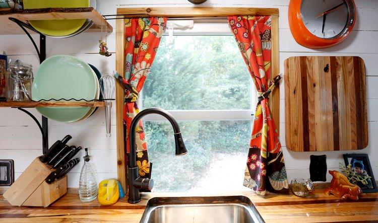Alexis Stephens e Christian Parsons idealizaram tiny house e percorrem os EUA em busca de histórias semelhantes (Divulgação: Tiny House Expedition)