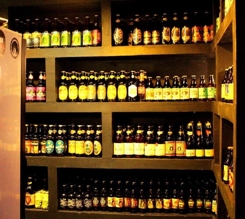 O De Bruer conta com uma cartela de mais de 120 cervejas artesanais para você saborear (Foto: La Viagem)
