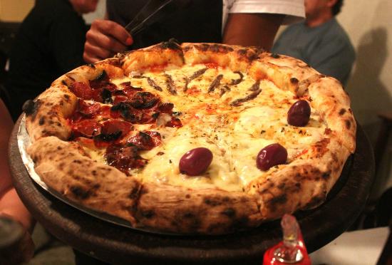 A Pizzaria São Paulo, esta entre as melhor de Ubatuba e tem uma cartela de mais de 30 tipos de azeite para sua pizza (Divulgação)