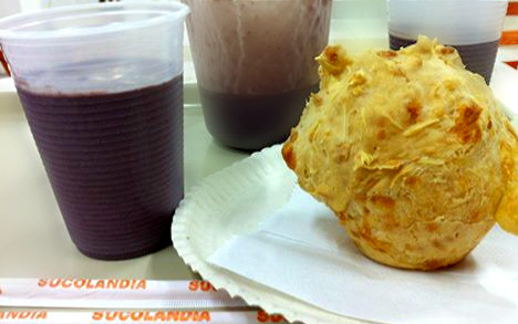 Big pão de queijo e suco de açaí com laranja e banana, na Sucolândia em Ubatuba, litoral de São Paulo (Divulgação)