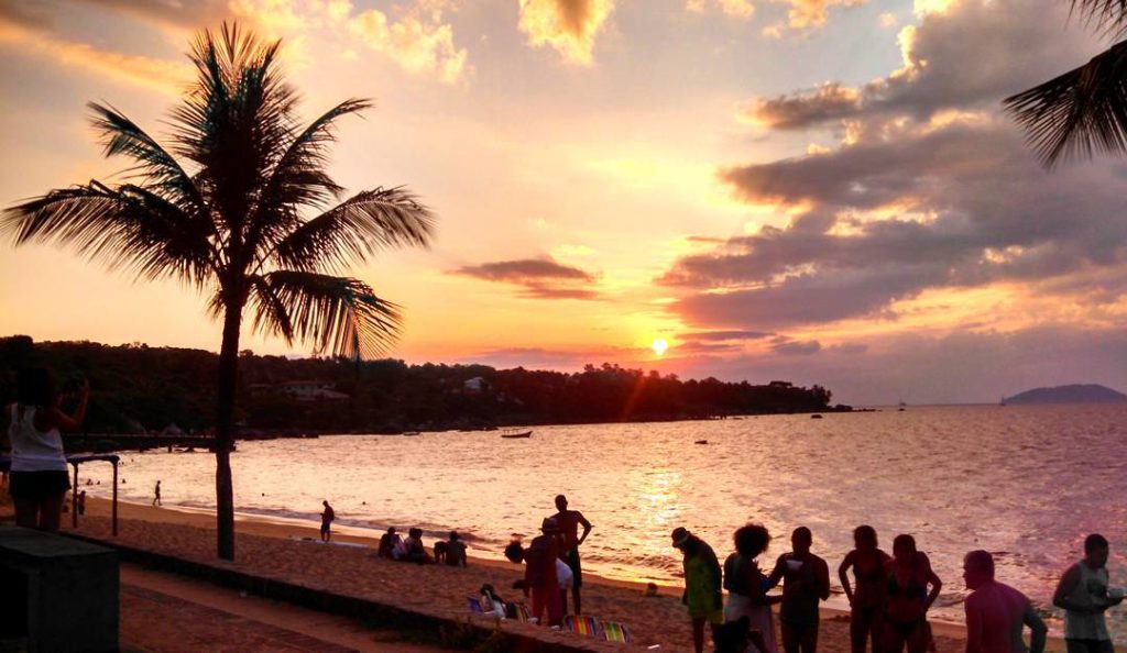 Pôr-do-sol na Praia Grande, é um dos mais bonitos de Ilhabela (Foto: La Viagem)
