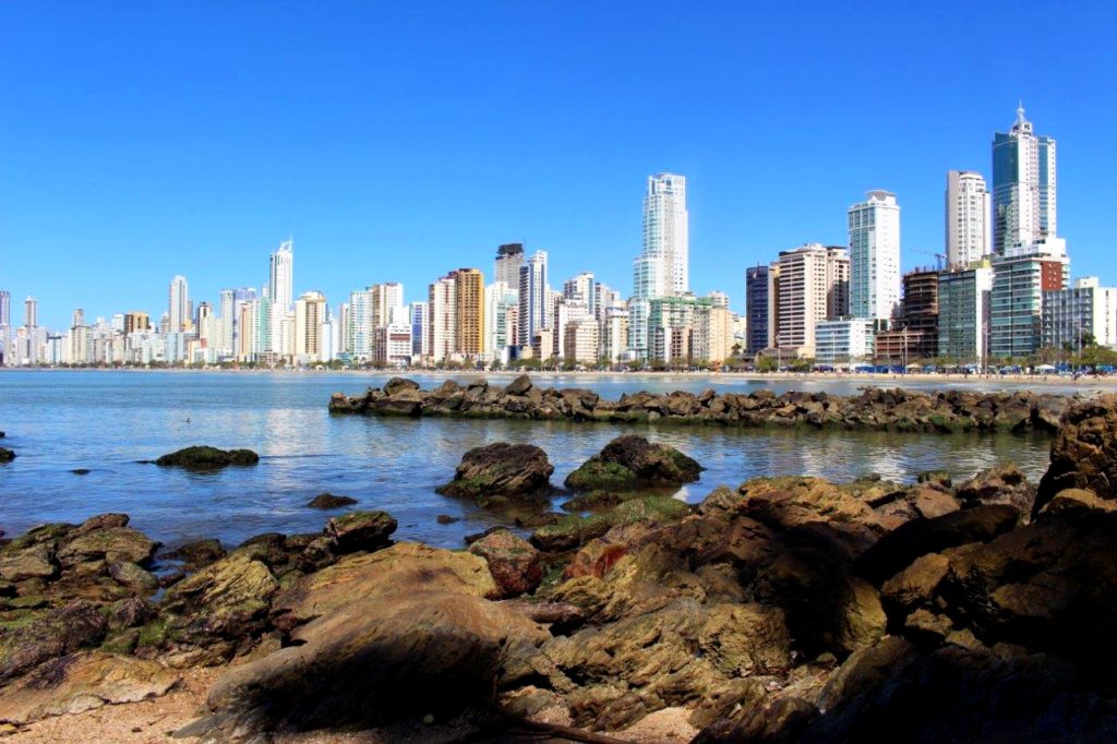 Ao fundo a Praia Central de Balneário Camboriú em Santa Catarina (Foto: La Viagem)