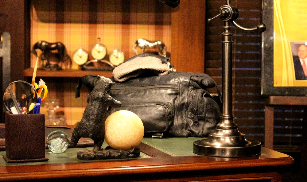 Sobre a mesa, a inseparável bolsa de João Batista Sérgio Murad, o Beto Carrero. Está bolsa era utilizava no dia-a-dia por Beto Carrero, principalmente no fechamento de seus negócios (Foto: La Viagem)