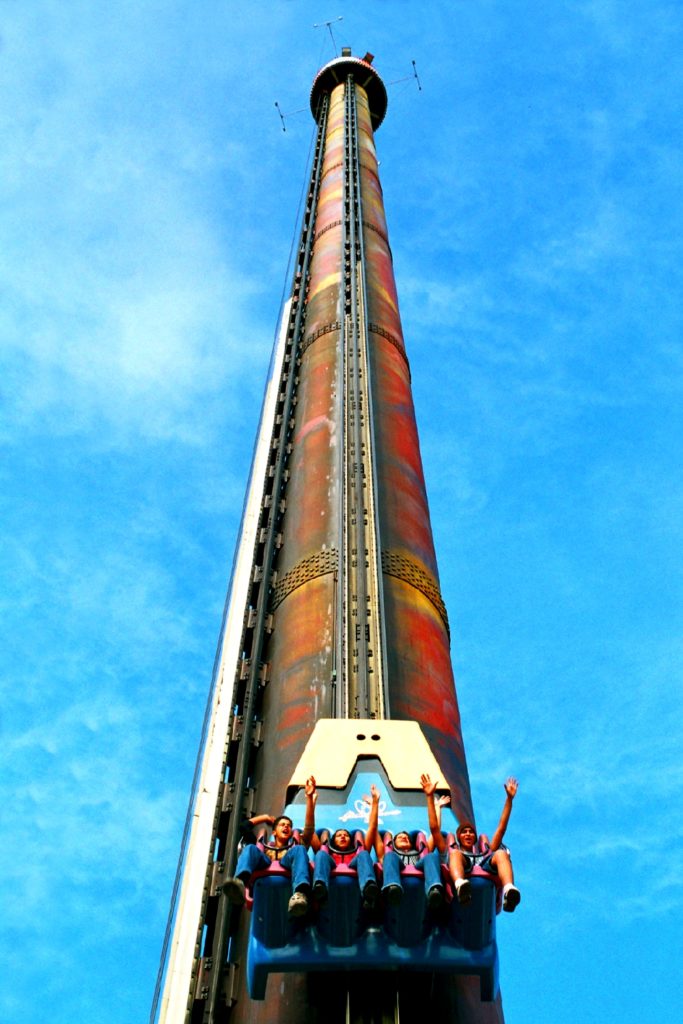 Big Tower: em100 metros de estrutura de torre, os visitantes encaram uma queda de 80 metros, a uma velocidade de 120km/h.