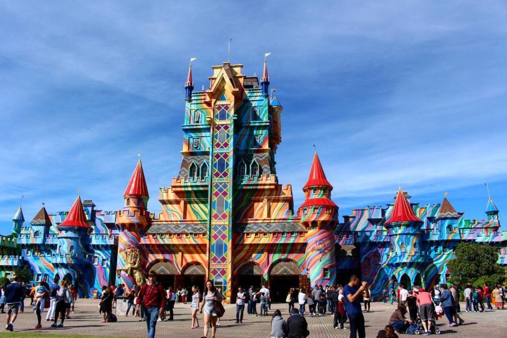 Fachada do Beto Carrero World, o 5º maior parque multitemático do mundo (Foto: La Viagem)