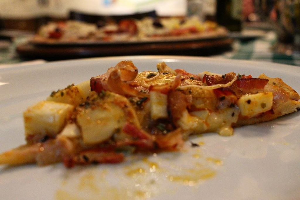 Pedaço de pizza na Pizzaria Papparella, em Balneário Camboriú, Santa Catarina (Foto: La Viagem)