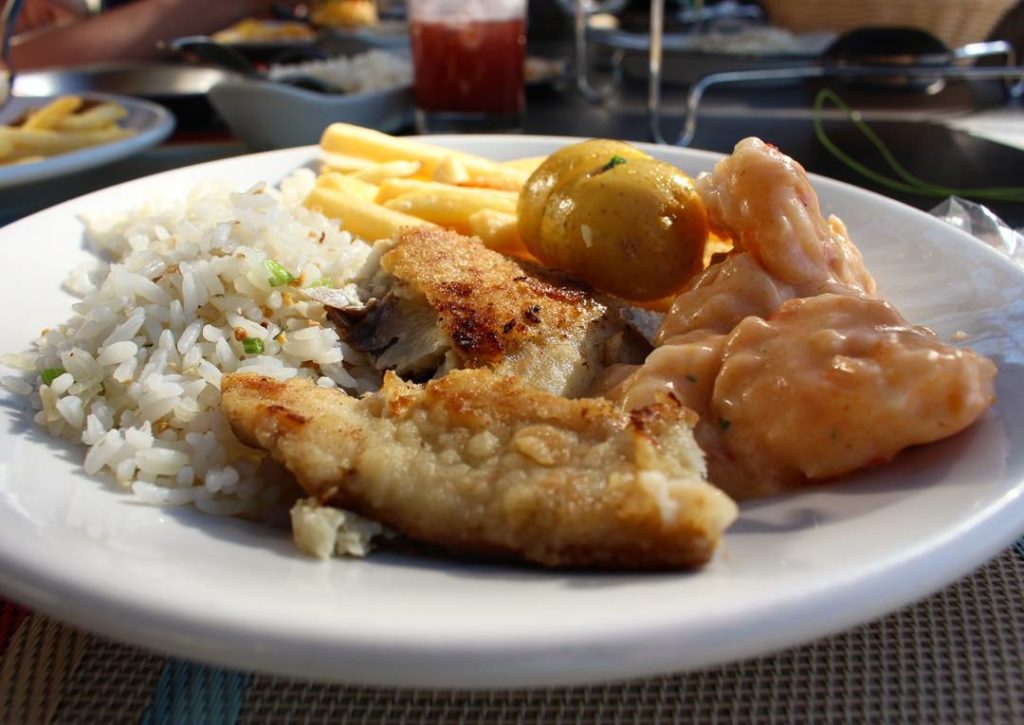 Camarão com molho rosé e catupiry e linguado com batatas soté no restaurante a Casa do Camarão, na Praia das Laranjeiras, na Barra Sul em Balneário Camboriú (Foto: La Viagem)
