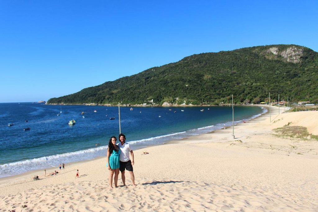 Em meio as dunas na Praia dos Ingleses na cidade de Florianópolis, em Santa Catarina (Foto: La Viagem)