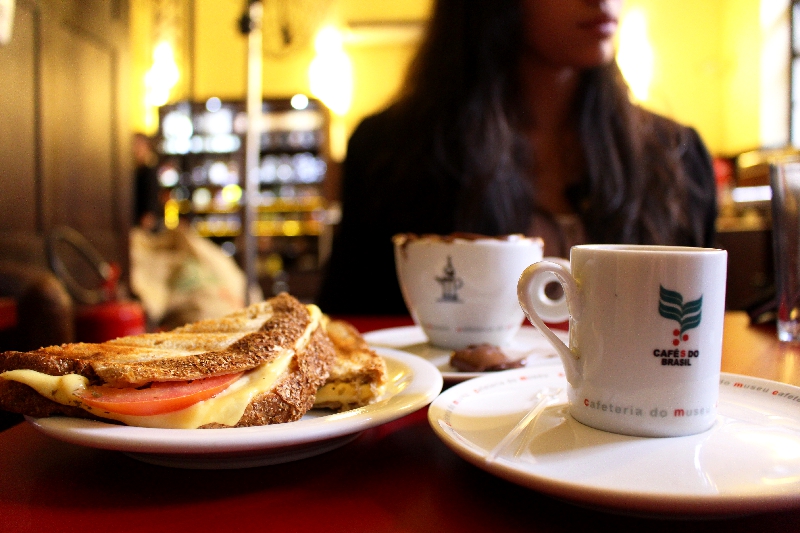 Além dos cafés gourmet, você também encontra doces portugueses, bolos especiais, lanches entre outras opções. (Foto: La Viagem)