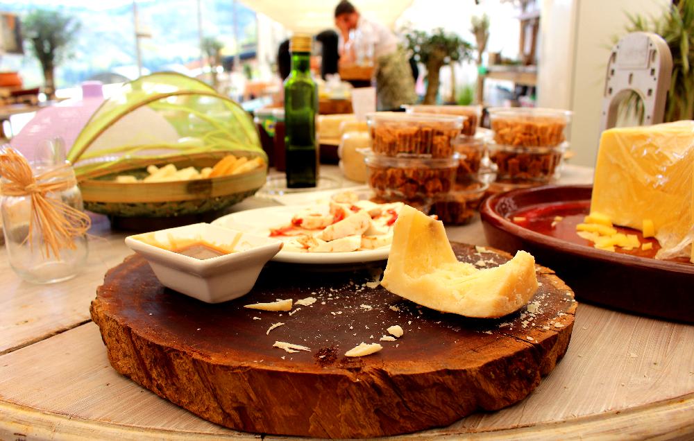 O famoso queijo de goiabada e todos os outros tipos produzidos na Fazenda Maria da Fé. (Foto: La Viagem)