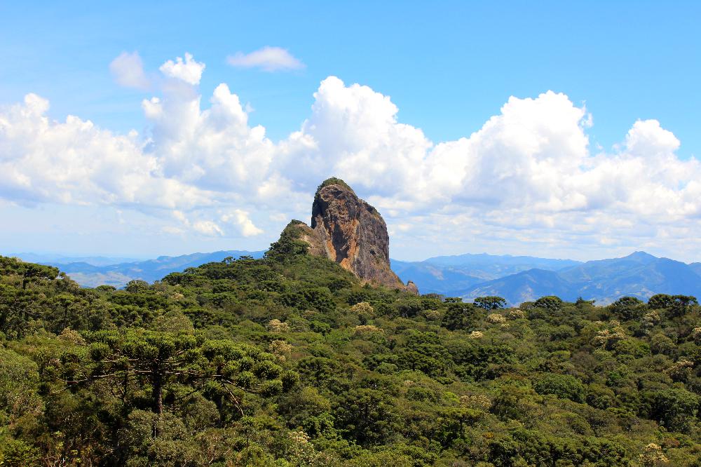 O ponto mais alto da Pedra do Baú, possuí altura de 1950 metros do nível do mar. É alto, não? (Foto: La Viagem)