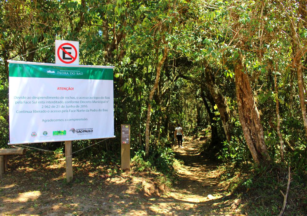 Inicio da trilha que dá acessoas as pedras: Bauzinho e Baú (Foto: La Viagem)