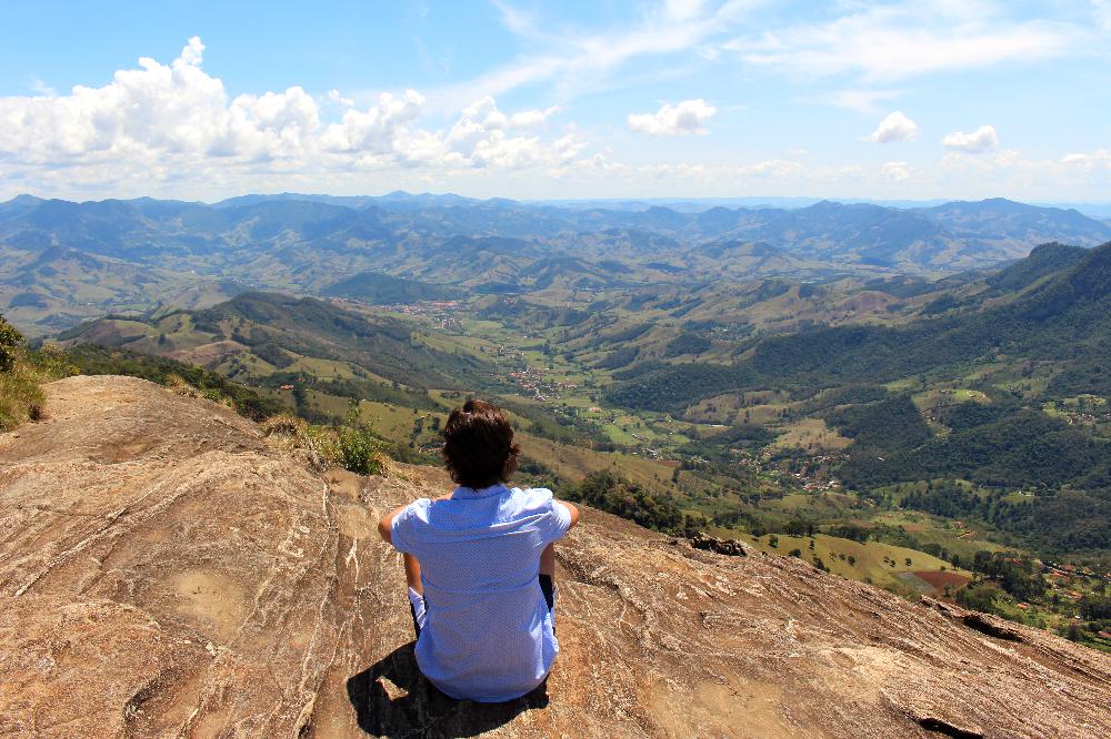 A vista da Pedra do Bauzinho, no Monumento Natural Estadual da Pedra do Baú, localizado no município de São Bento do Sapucaí. (Foto: La Viagem)
