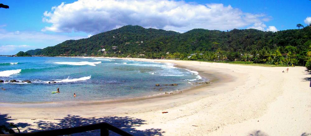 A praia de Tijucopava e São Pedro compartilha a mesma faixa de areia. A ilha localizada ao fundo é a praia de Tijucopava e na parte inferior é a praia de São Pedro. (Divulgação)
