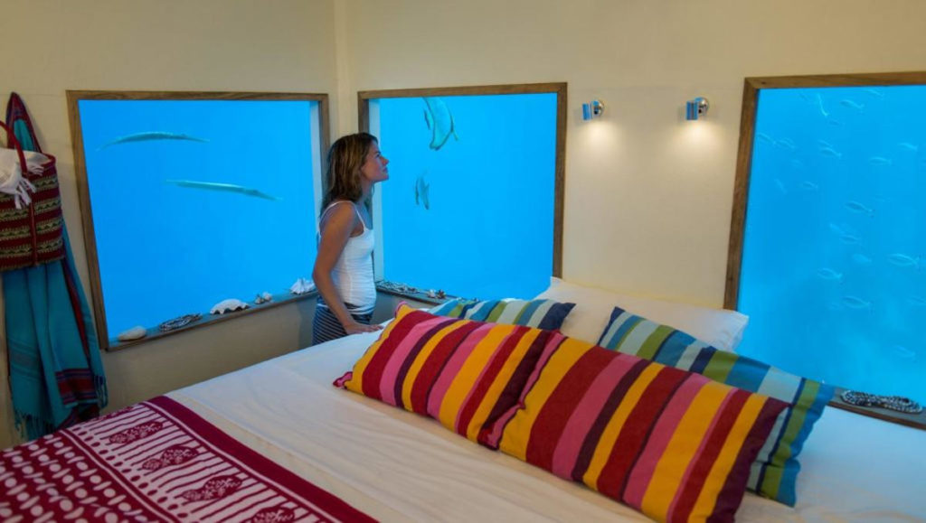 THE UNDERWATER ROOM é o único quarto subaquático do hotel The Manta Hotel, na ilha de Pamba, Tanzânia. (Divulgação / The Manta Hotel)