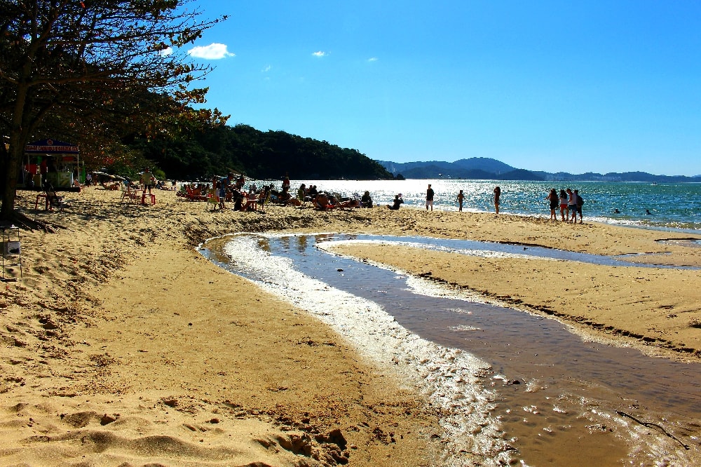 A estação das Laranjeiras, permite que o visitante a praia e claro, aproveite as lojas, restaurantes e até passeio de escuna. (Foto: La Viagem)