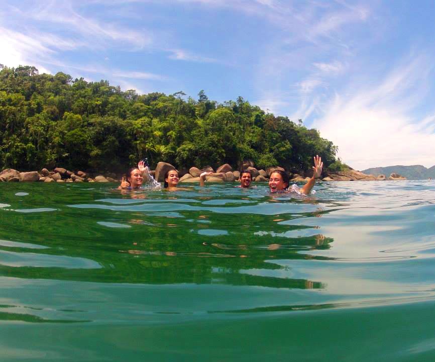 Equipe La Viagem aproveitando o mar da Ilha Anchieta, situado na cidade de Ubatuba, litoral de São Paulo (Foto: La Viagem)