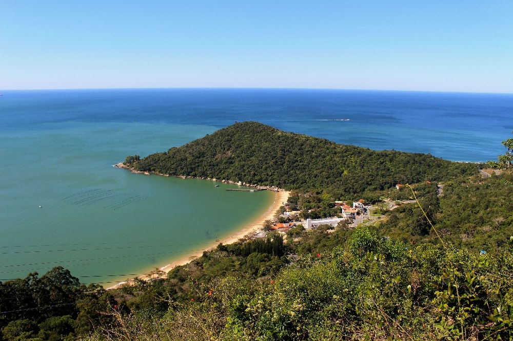 Essa é a vista da estação Mata Atlântica em um dos mirantes, uma visão de mar infinita e lá embaixo a praia das Laranjeiras. (Foto: La Viagem)