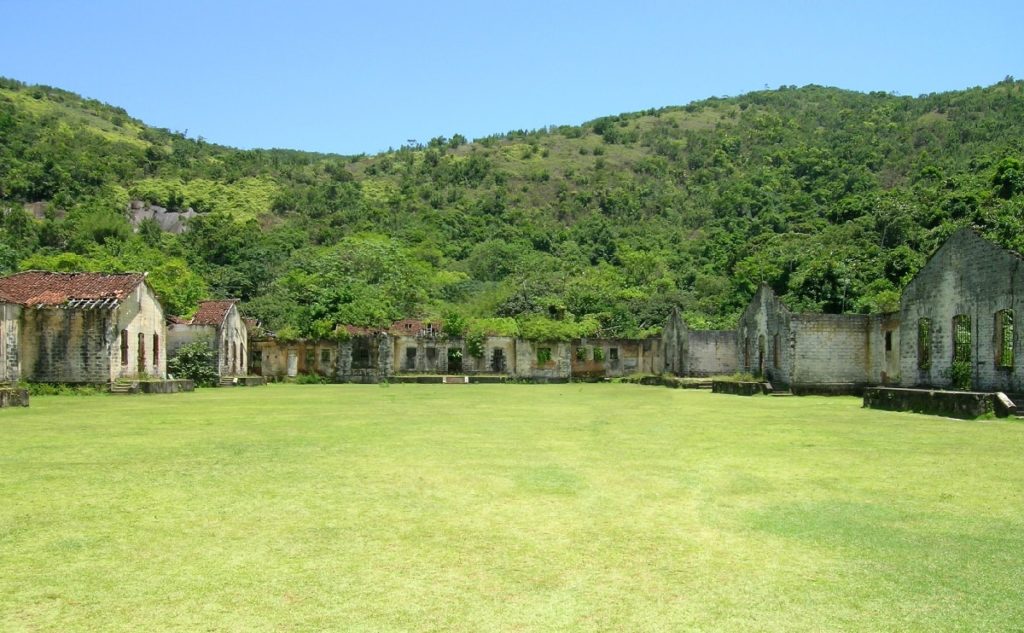 Vista ampla do presídio e o campo aonde os presos tomavam banho de Sol na Ilha Anchieta, situada na cidade de Ubatuba, litoral de São Paulo (Reprodução / Internet)