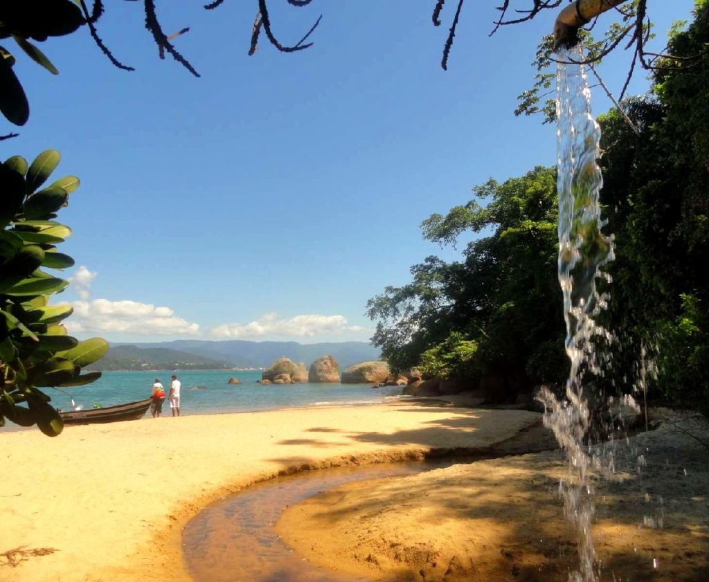 Uma ducha com água potável na Praia do Sul, situada na cidade de Ubatuba, litoral de São Paulo (Foto: Google)