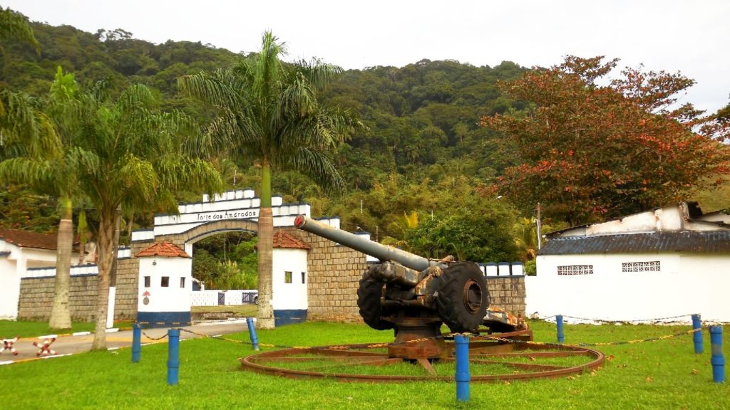 O Forte dos Andradas é outra opção de passeio para o turista, próximo a Pousada da Ju, situada na cidade do Guarujá, litoral de São Paulo. (Foto: La Viagem / IPA Produções)