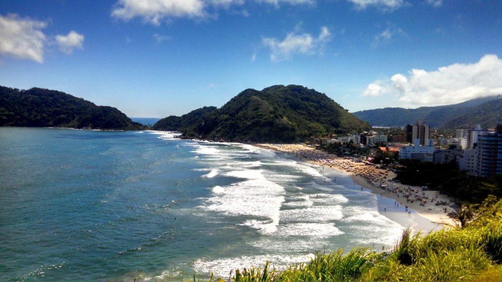 A apenas três quadras da Pousada da Ju, a praia do Tombo, é um dos atrativos para aproveitar sua estadia no Guarujá, litoral de São Paulo. (Foto: La Viagem / IPA Produções)