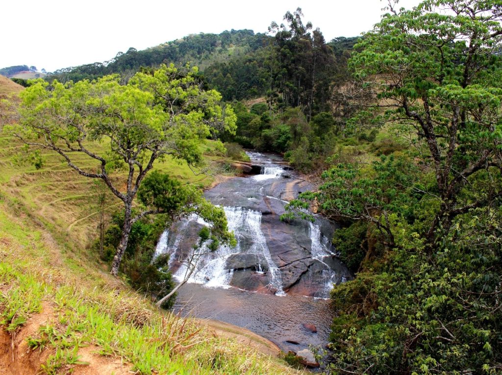 A trilha que leva até a Cachoeira do Cruzeiro, passa pela cachoeira das 7 quedas e a cachoeira do Retiro, na cidade de Gonçalves, Sul de Minas Gerais. (Foto: La Viagem)