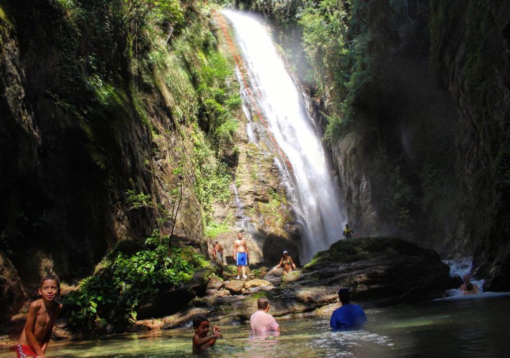 Pessoas brincando na cachoeira do Meu Deus, no Parque Estadual Turístico do Alto Ribeiro ou PETAR, como é popularmente conhecido. (Foto: La Viagem)