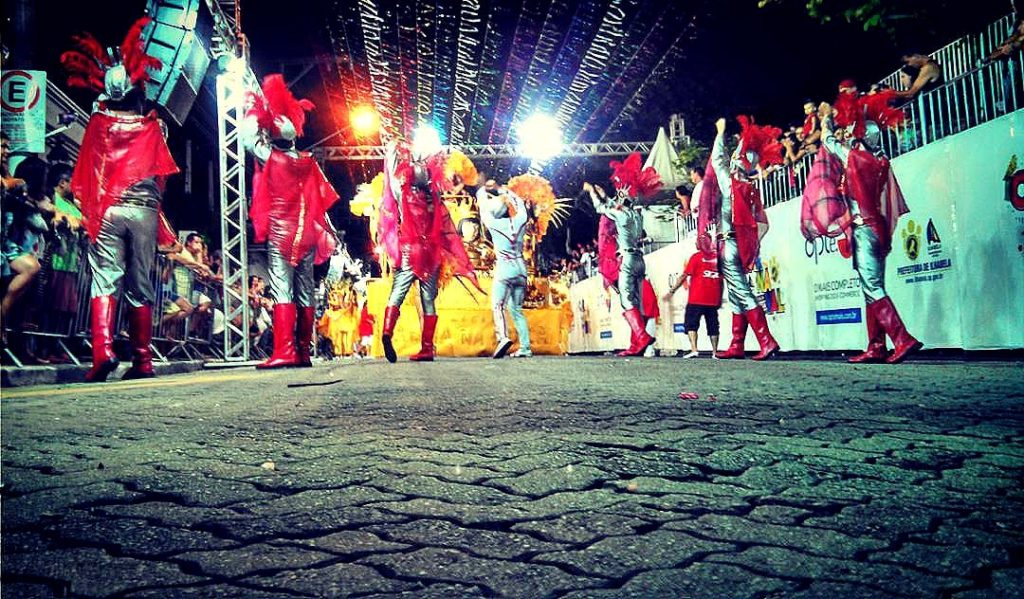 Um dos maiores carnavais do litoral paulista fica em Ilhabela atraindo milhares de turistas nessa época do ano. (Foto: La Viagem)