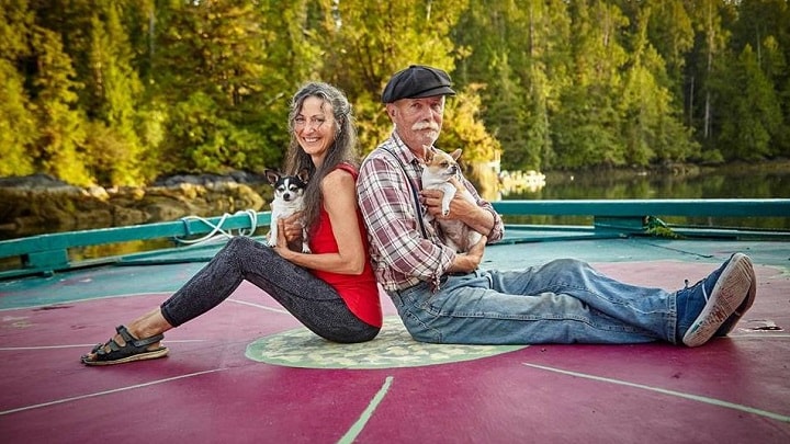 Wayne Adams e Catherine King decidiram há 24 anos, "largar" tudo e ter uma vida altamente sustentável. (Foto: Divulgação / Freedom Cove)