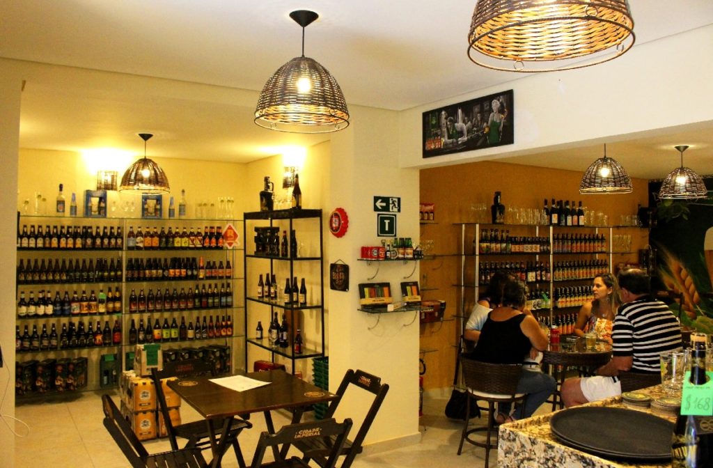 Cervejaria Artesanal Boutique situada na Rua Tolentino Filgueiras, 5, na cidade de Santos, litoral de São Paulo. (Foto e Arte: La Viagem)