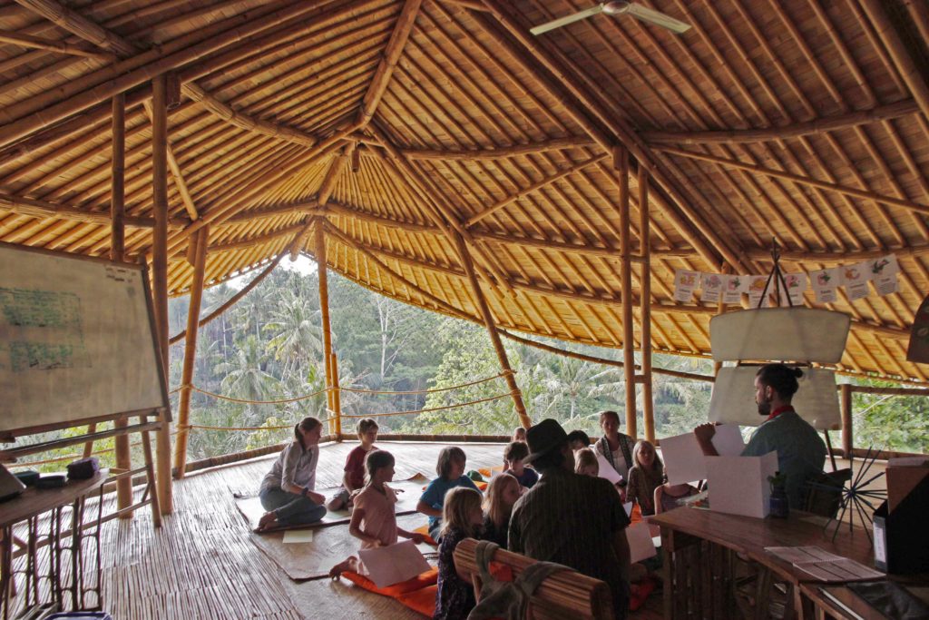 Na Green School, os professores têm independência de ensinar o conteúdo de forma mais livre, sendo que alguns não utilizam de testes para provar a inteligência dos alunos. (Divulgação / Green School)
