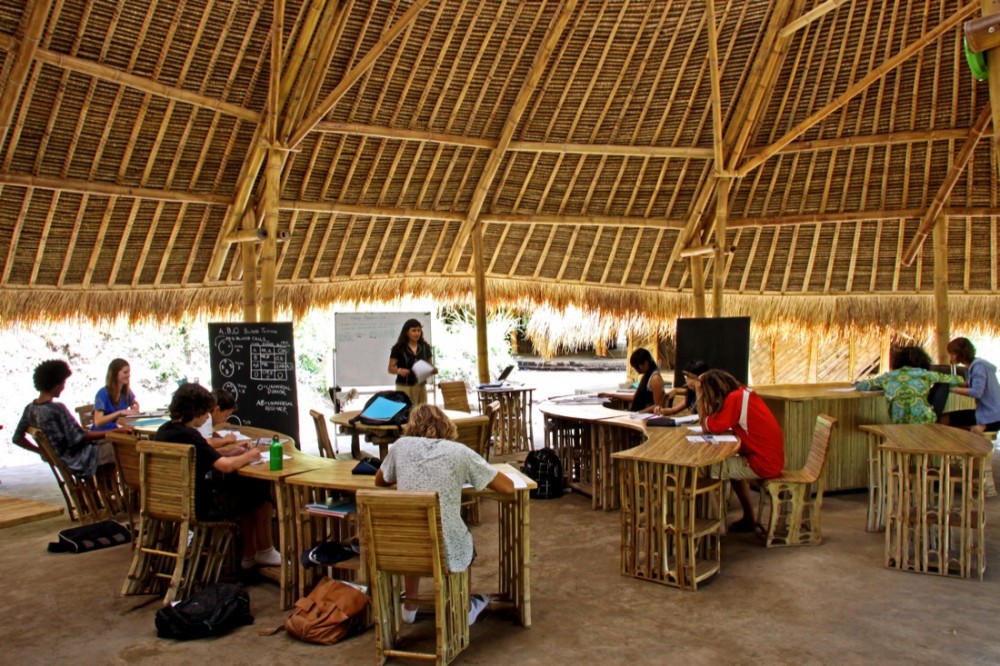 As classes da Green School não têm paredes, as carteiras são de formato arredondado e o quadro negro também é feito de bambu. (Divulgação / Green School)