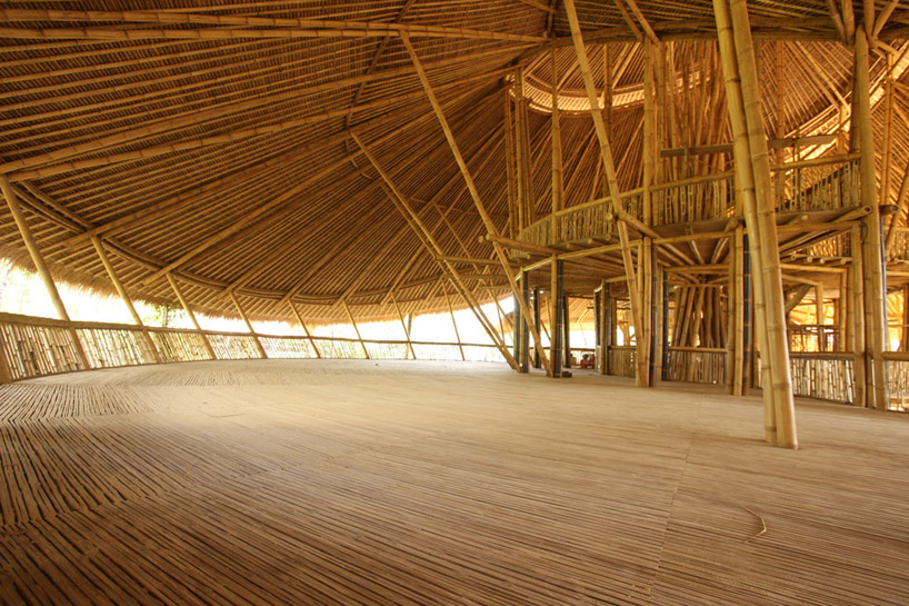 A construção da Green School, foi feita em formato de espirais e erguida totalmente por bambus, uma espécie de planta em abundância na ilha. (Divulgação / Green School)