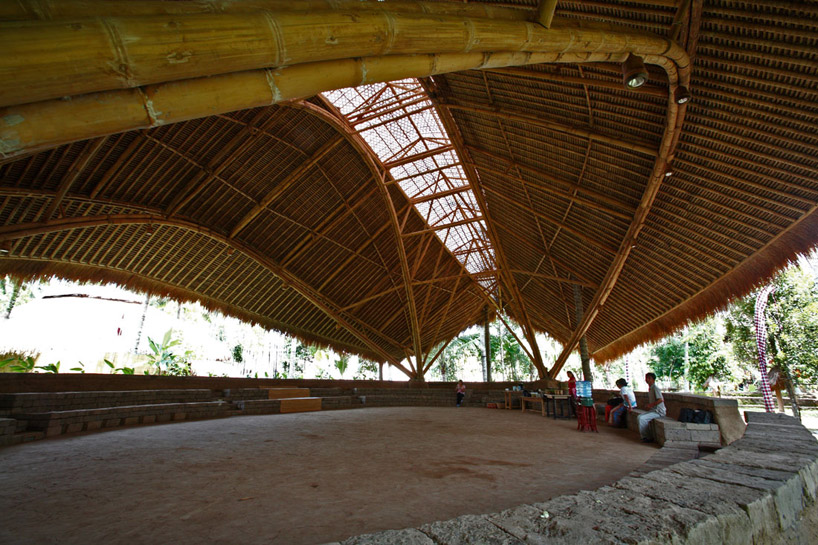 A construção da Green School, foi feita em formato de espirais e erguida totalmente por bambus, uma espécie de planta em abundância na ilha. (Divulgação / Green School)