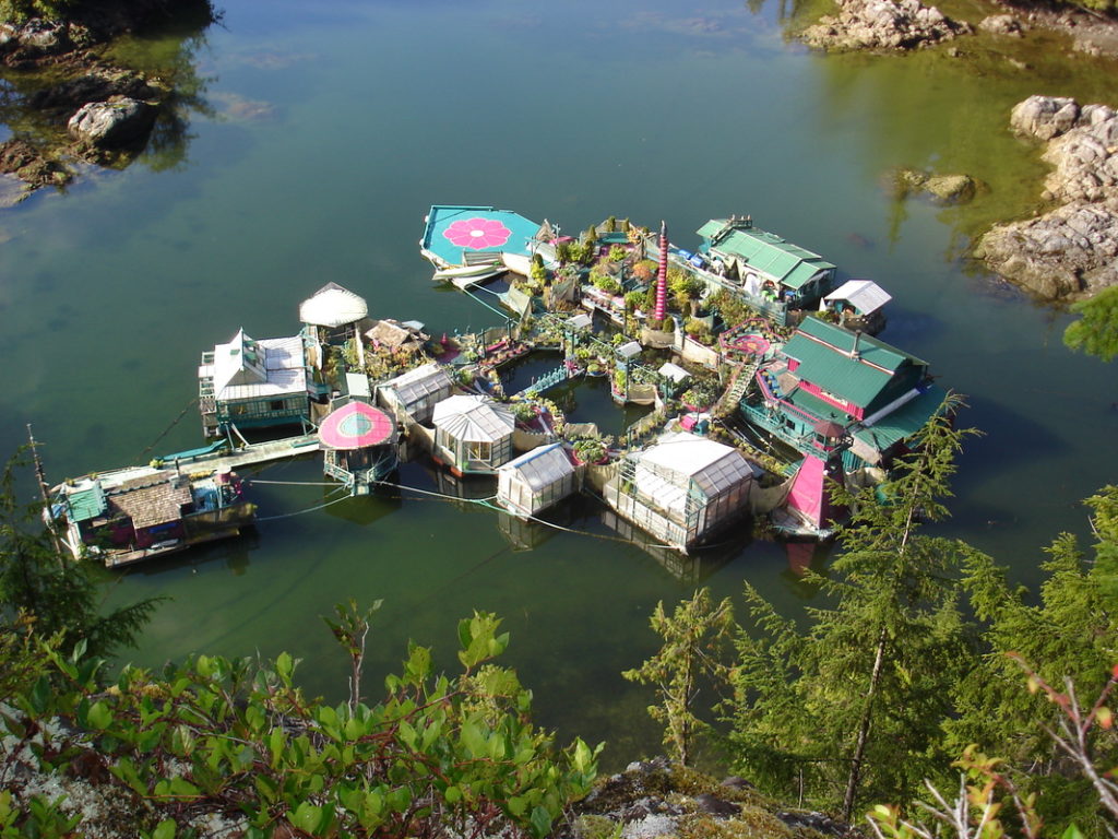 Ilha flutuante foi montada sobre 12 plataformas perto de Vancouver Island, no Canadá (Foto: Divulgação / Freedom Cove)