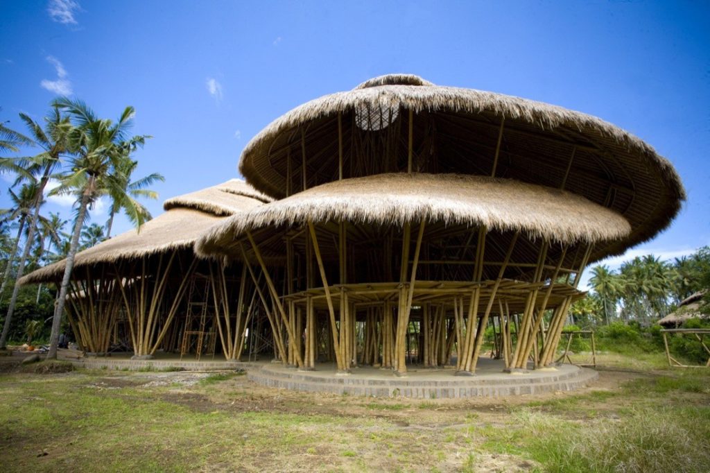 A construção da Green School, foi feita em formato de espirais e erguida totalmente por bambus, uma espécie de planta em abundância na ilha. (Divulgação / Green School)